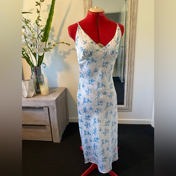 Size 10 - White & Blue Floral slim Maxi Dress from Miss Shop - Picture 3 of 13